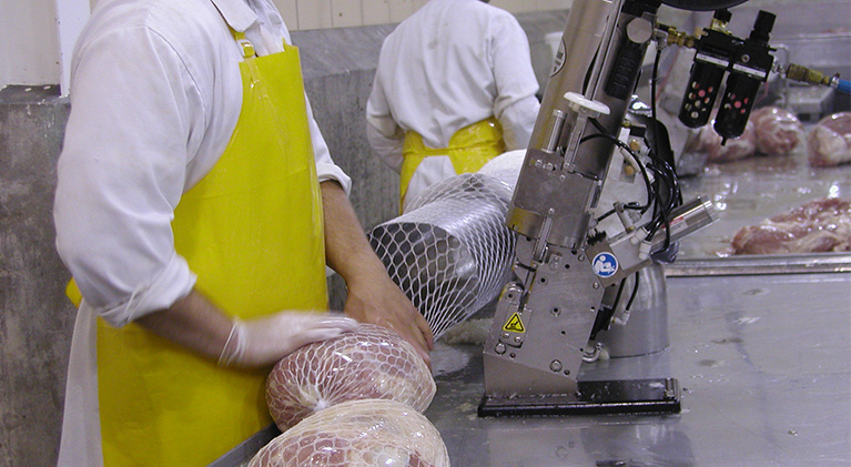 Double clipper producing netted ham